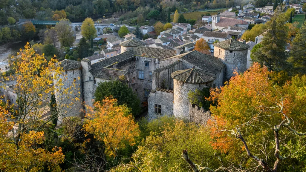 Château du village de caractère de Vogüé, en automne