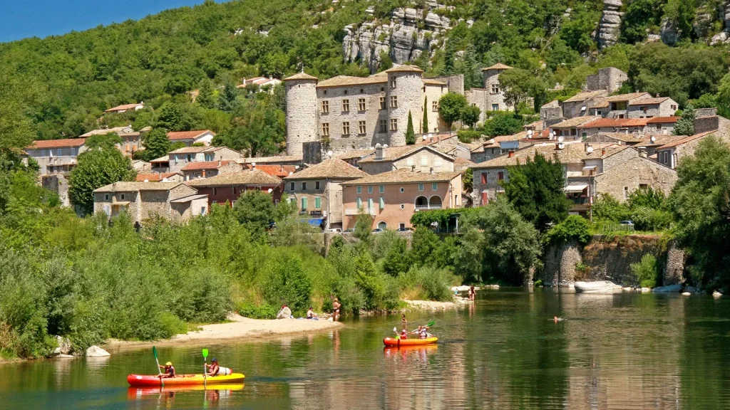 Village de caractère de Vogüé, au printemps, avec des canoés