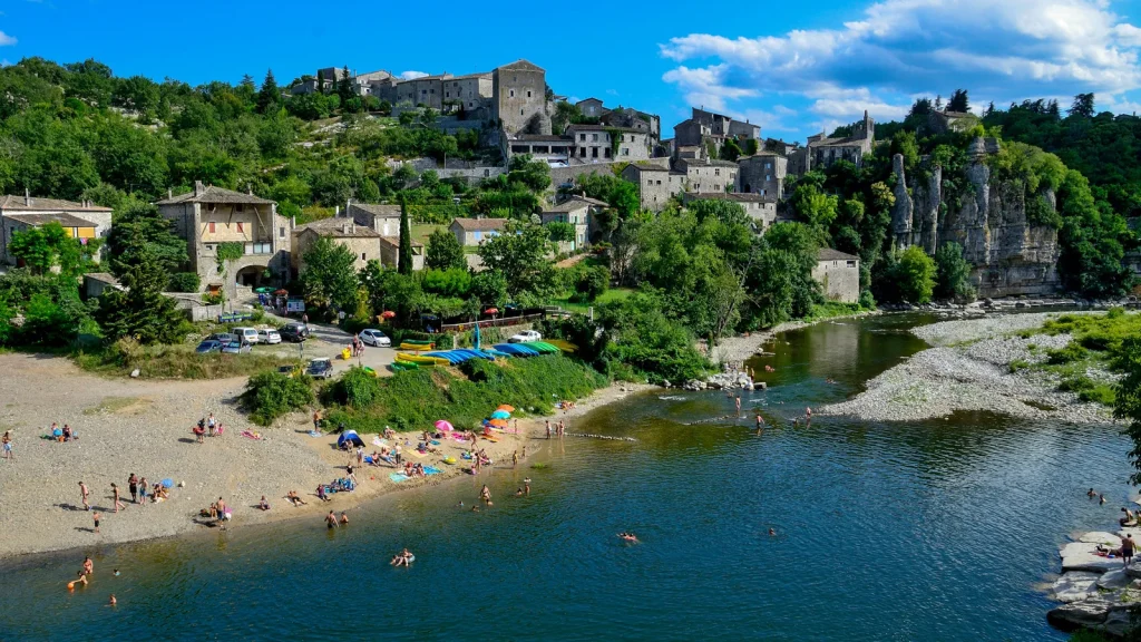 Village de caractère de Balazuc, en été, avec baignade