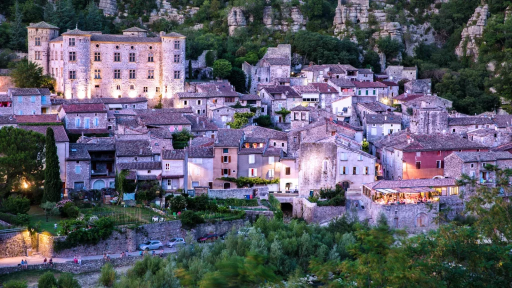 Village de caractère de Vogüé, lors d